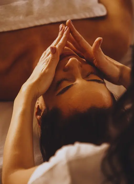 Mujer recibiendo masaje facial